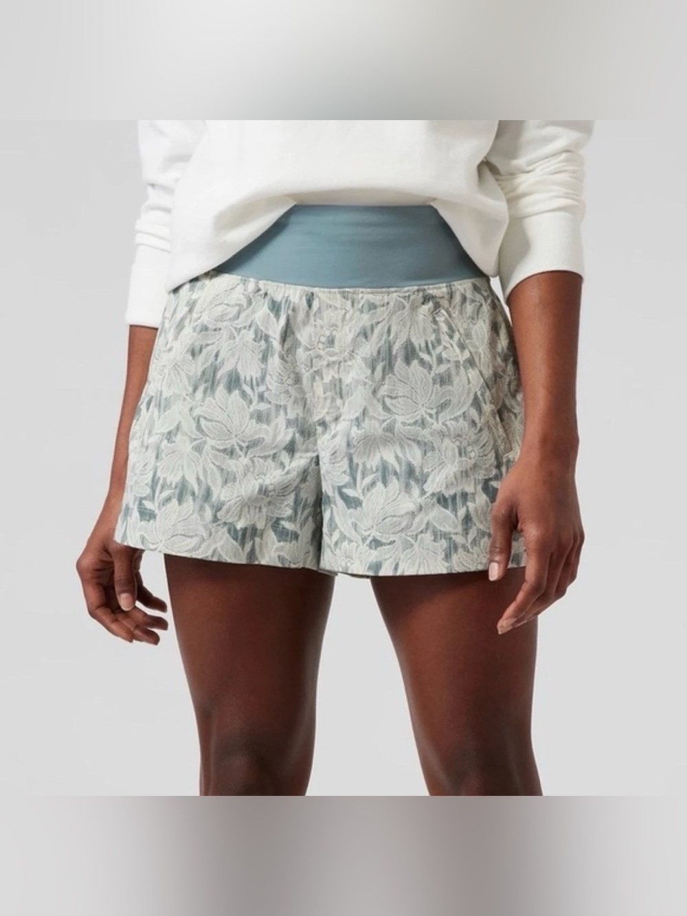 Athleta Trekkie North Short Size 6 Ethereal Bloom Magnolia Floral White